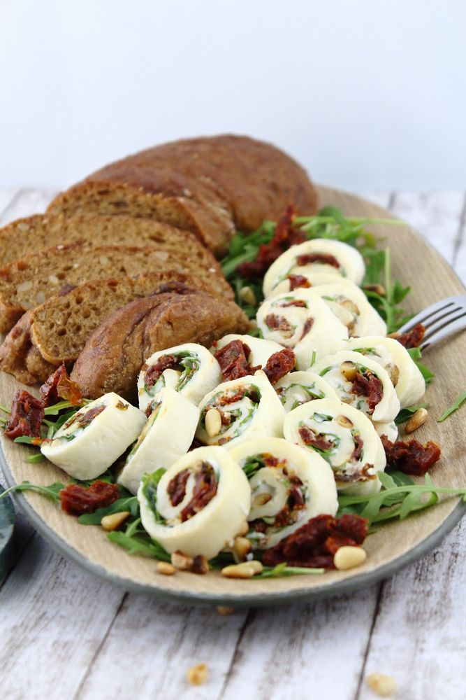 Rezeptbild: Mini-Mozzarella-Röllchen mit Rucola und getrockneten Tomaten