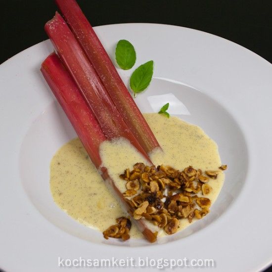 Rezeptbild: Rhabarber, Vanillesahne und Haselnusskrokant
