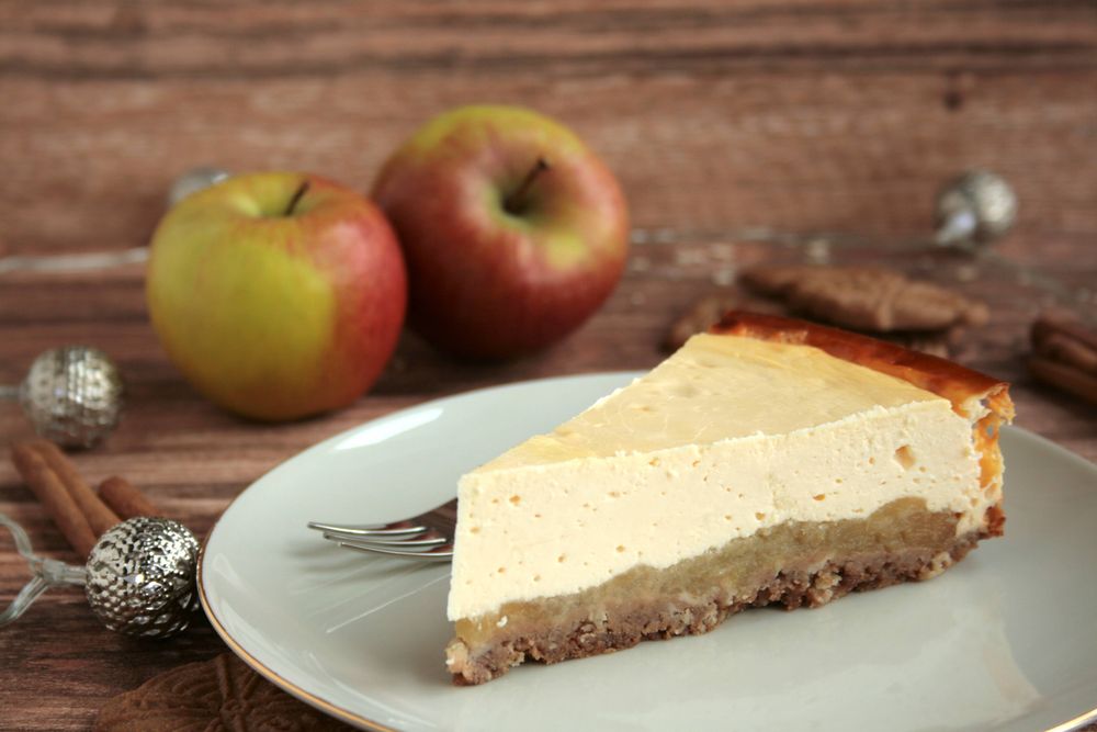 Rezeptbild: Käsekuchen mit Spekulatiusboden und Zimtäpfeln
