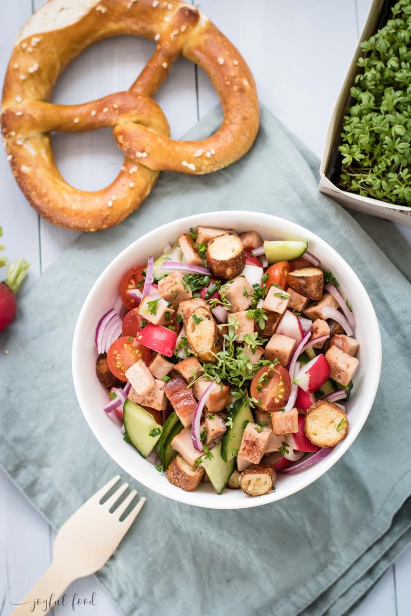 Rezeptbild: Knuspriger Leberkäse Brezen Salat - bayrisch deftig