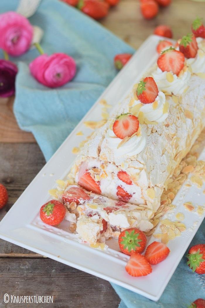 Rezeptbild: Meringue Roulade mit Erdbeeren