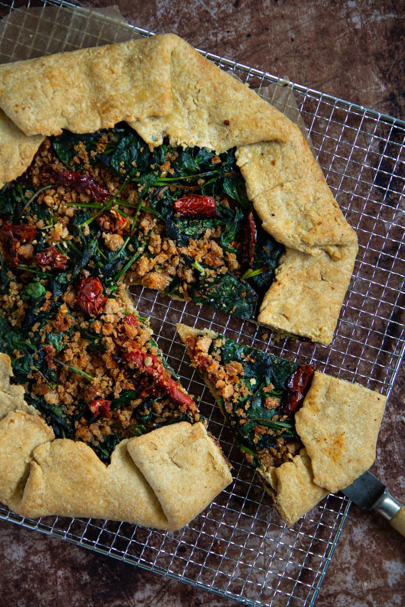 Rezeptbild: Herzhafte Spinat-Galette mit getrockneten Tomaten & Vollkornknusper