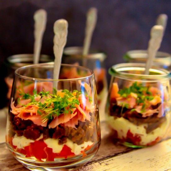 Rezeptbild: Schinken-Pumpernickel-Sandwich im Glas