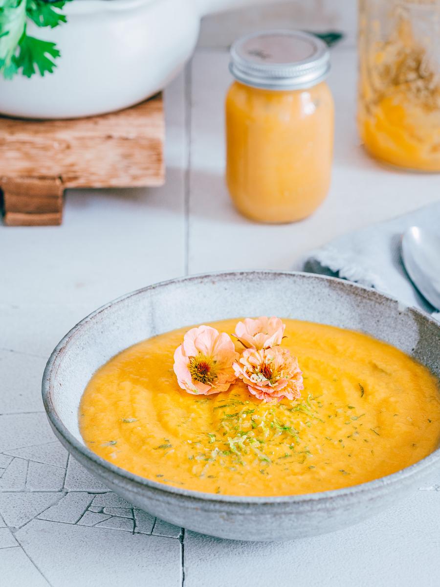 Rezeptbild: KAROTTENSUPPE MIT INGWER & KOKOSMILCH