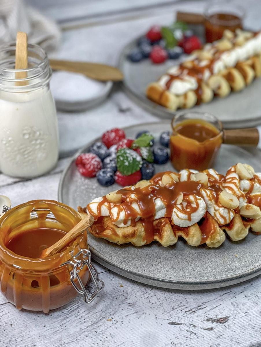 Rezeptbild: Croffle: DER Foodtrend – Rezept mit Salted Caramel und Sahne