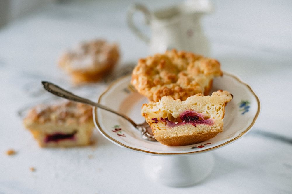 Rezeptbild: KÄSEKUCHEN MUFFINS MIT STREUSELN UND BROMBEEREN