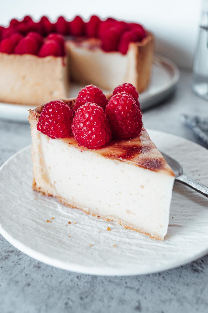 Rezeptbild: Veganer Käsekuchen mit Mürbeteigboden