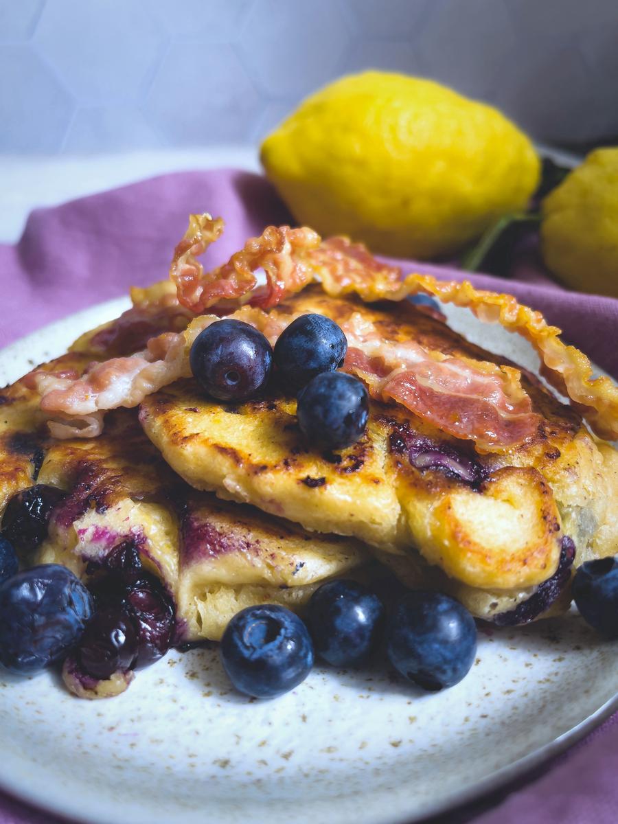 Rezeptbild: HEFEPFANNKUCHEN MIT BLAUBEEREN UND KNUSPRIGEM BACON