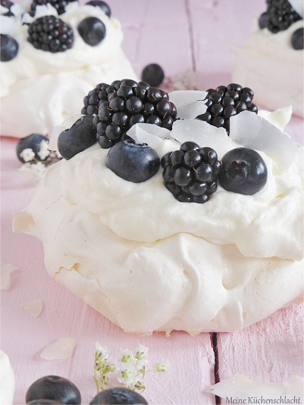Rezeptbild: kleine Kokos.Pavlova mit Brom- & Heidelbeeren