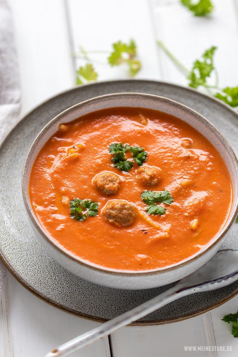 Rezeptbild: Tomatensuppe mit Parmesan-Hackbällchen und Nudeln