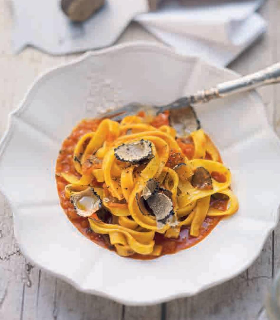 Rezeptbild: Tagliatelle mit Tomatensauce und schwarzen Sommertrüffeln