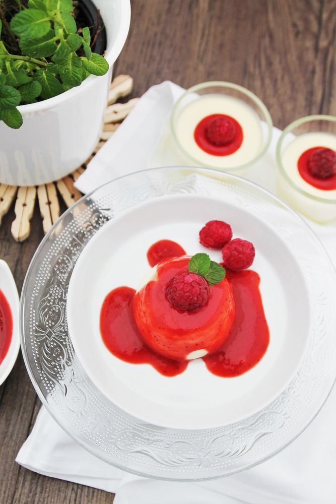 Rezeptbild: Panna Cotta mit Kokos, Beeren und Rhabarber