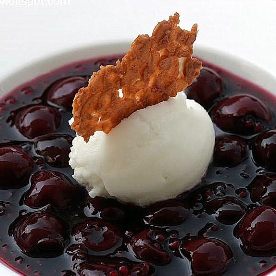 Rezeptbild: Kirschkaltschale mit Perlsage und Kokossorbet