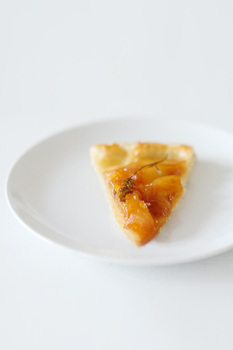 Rezeptbild: Tarte Tatin mit gesalzenem Karamell und Lavendel