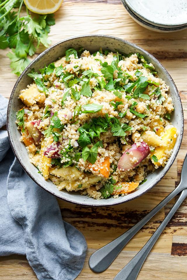 Rezeptbild: Geröstete Karotten, Pastinaken und Kichererbsen mit Quinoa