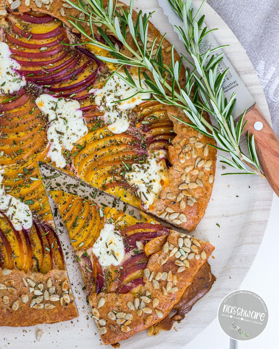 Rezeptbild: Buchweizengalette mit Nektarinen und Ziegenkäse