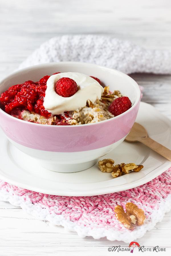 Rezeptbild: Bircher-Müsli mit Himbeersauce
