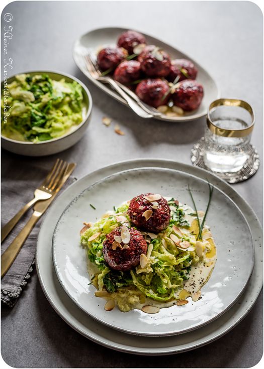 Rezeptbild: Rote-Bete-Knödel auf Rahmwirsing