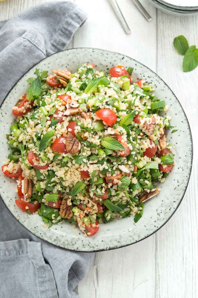 Rezeptbild: Bulgur-Salat mit frischen Kräutern und Zitrone
