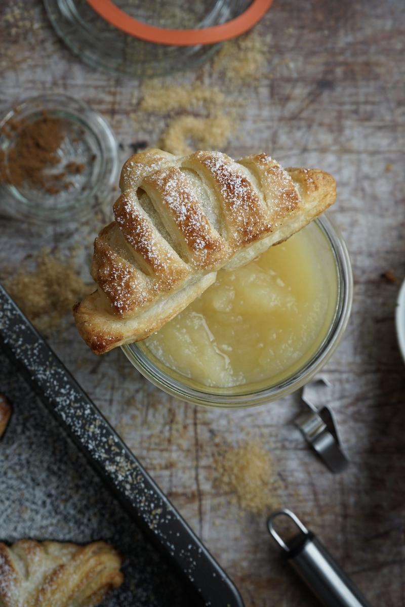 Rezeptbild: Raffinierte Apfeltaschen aus Blätterteig