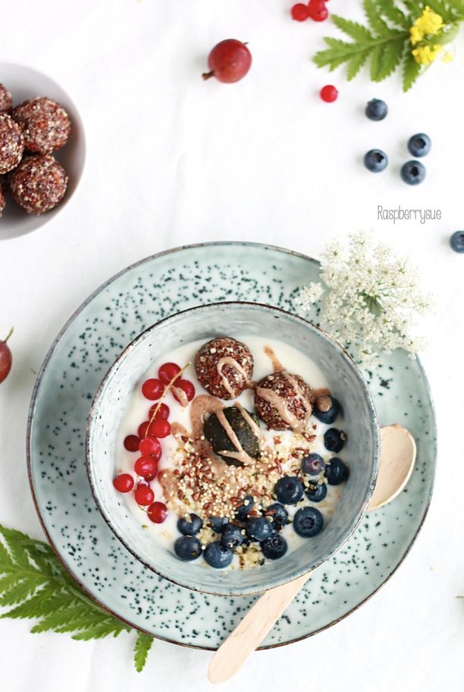 Rezeptbild: Joghurt Bowl mit Energiebällchen