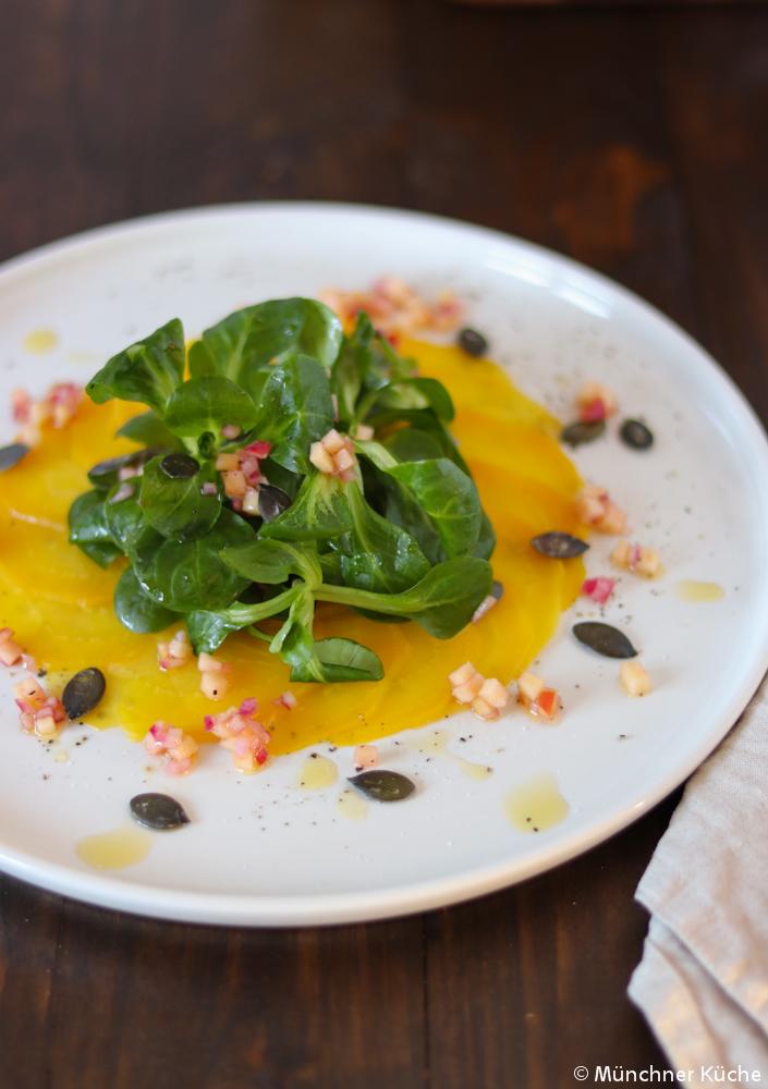 Rezeptbild: Carpaccio aus gelber Bete mit Feldsalat & Apfelvinaigrette