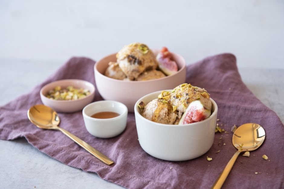 Rezeptbild: Honigeis mit Feigen und Pistaziencrunch