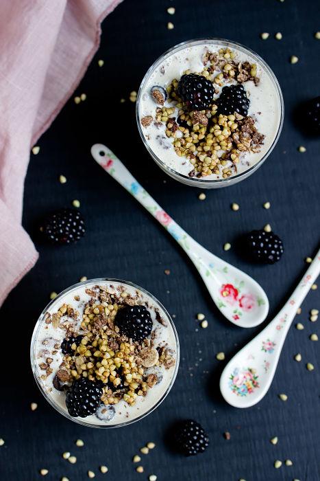 Rezeptbild: Cremiges Brombeer-Joghurt Parfait mit geröstetem Buchweizen
