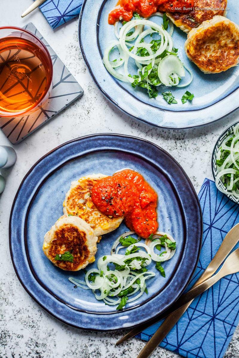 Rezeptbild: KARTOFFEL- THUNFISCH- KÜCHLEIN MIT PIKANTER TOMATENSOSSE UND ZWIEBELSALAT