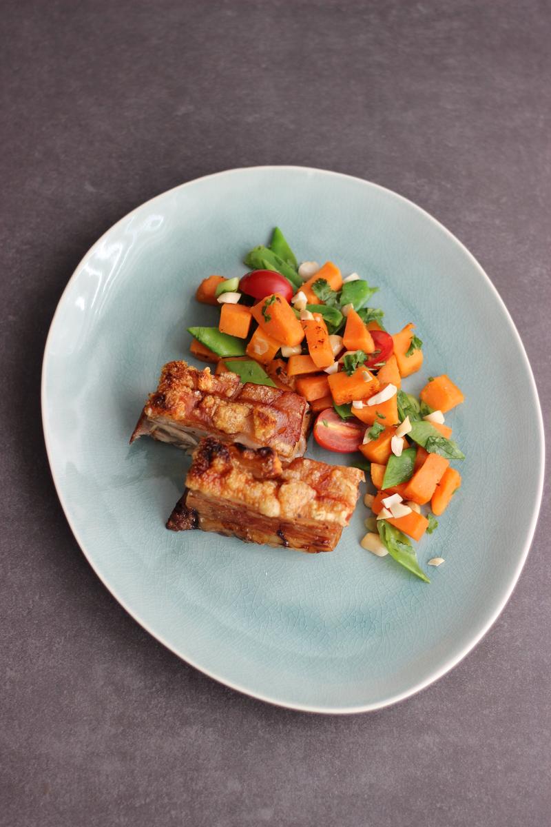 Rezeptbild: Knuspriger Schweinebauch mit Süßkartoffelsalat