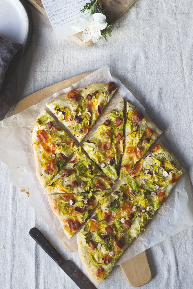 Rezeptbild: Wirsing-Flammkuchen mit Scamorza