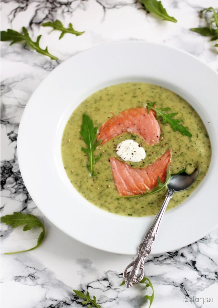 Rezeptbild: Würzige Kartoffel-Rucola-Crème mit Räucherlachs