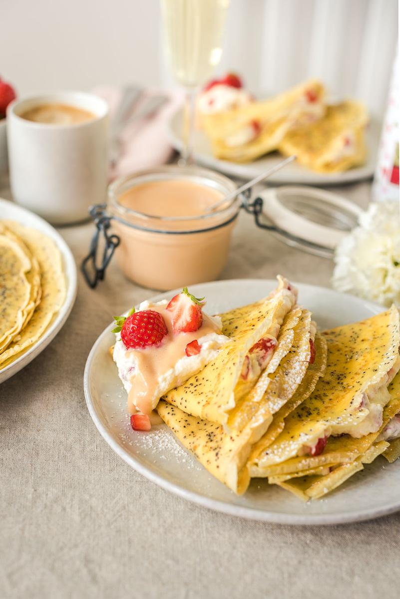 Rezeptbild: Mit Erdbeeren gefüllte Mohncrêpes