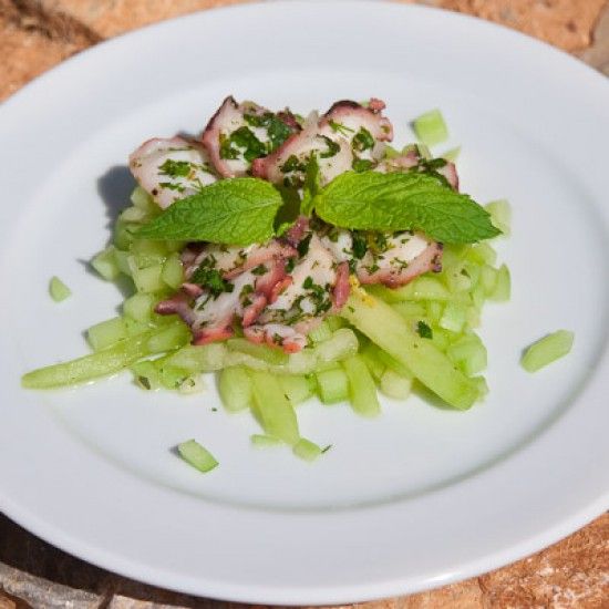 Rezeptbild: Marinierter Oktopus auf Gurken & Melonensalat