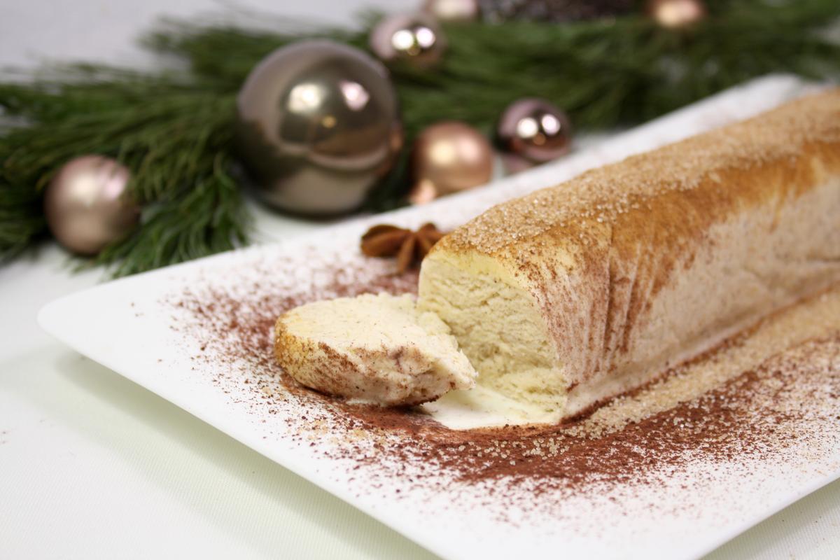 Rezeptbild: Zimtparfait mit Glühweinbirne