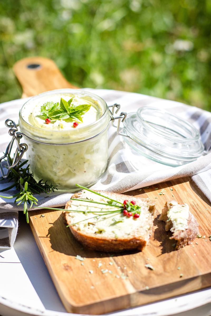 Rezeptbild: Kräuterbutter selbst gemacht