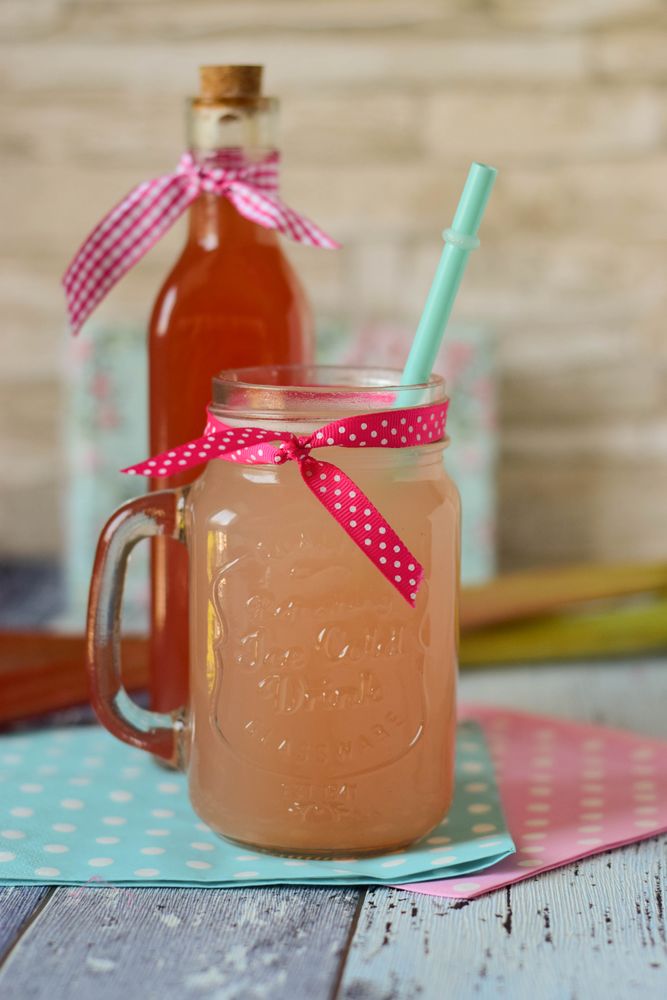 Rezeptbild: Rhabarbersirup mit Vanille