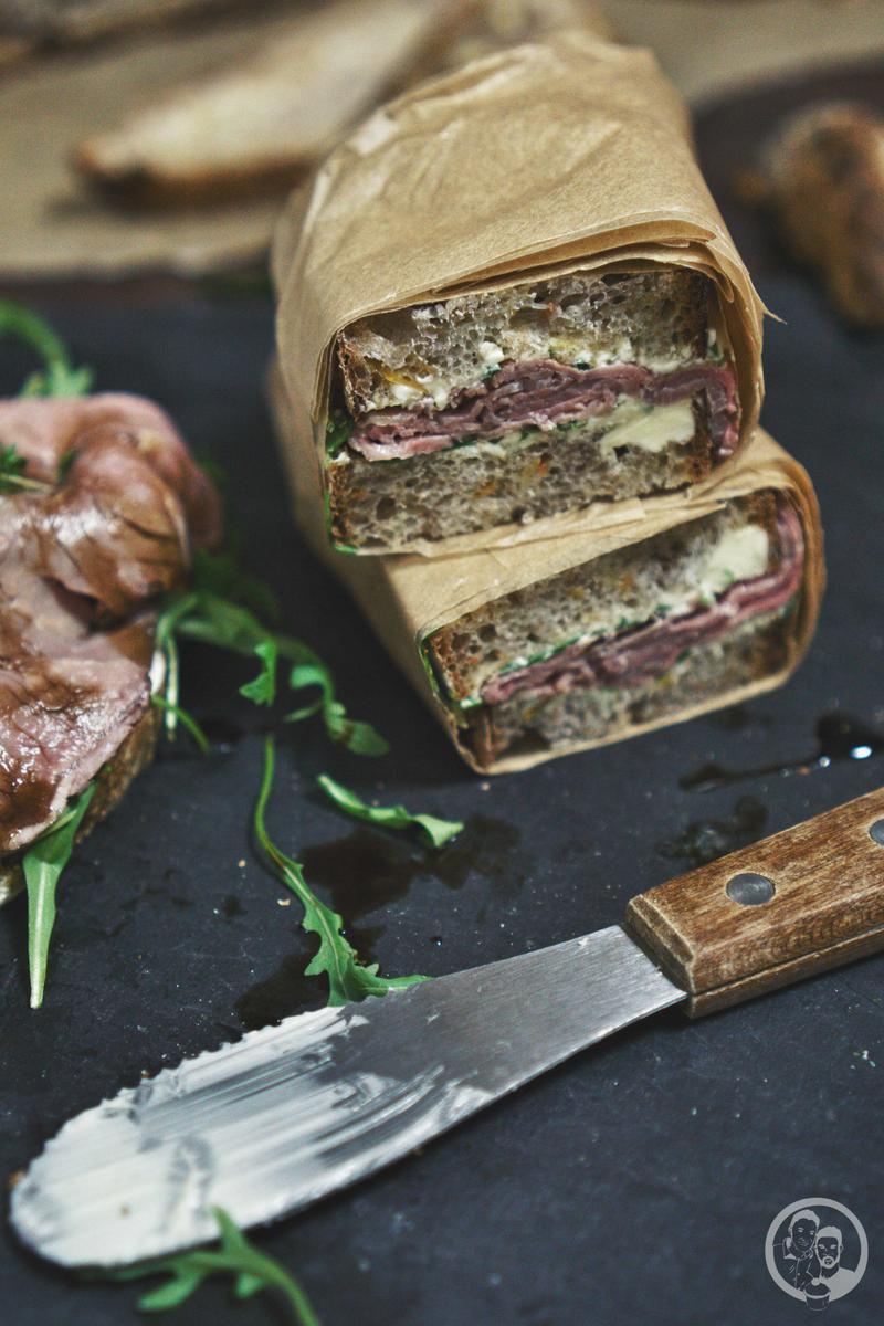 Rezeptbild: Roastbeefstulle mit Walnuss-Karottenbrot