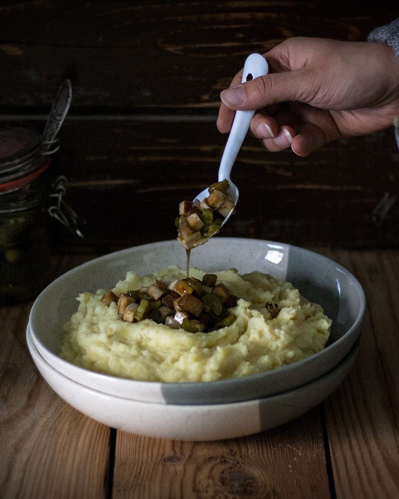 Rezeptbild: Kartoffelbrei mit geschmorten Zwiebeln, Gurken & Räuchertofu