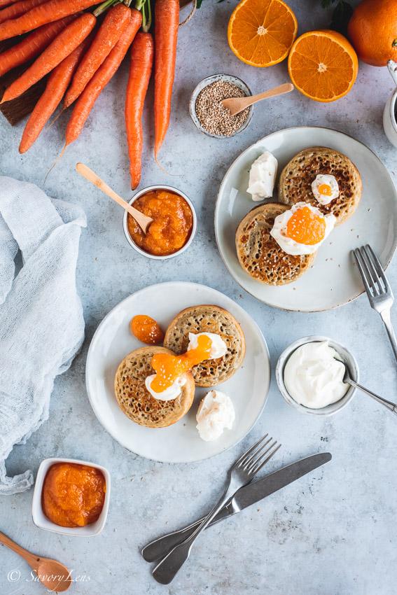 Rezeptbild: Crumpets mit Frischkäse und Orangen-Möhren-Marmelade