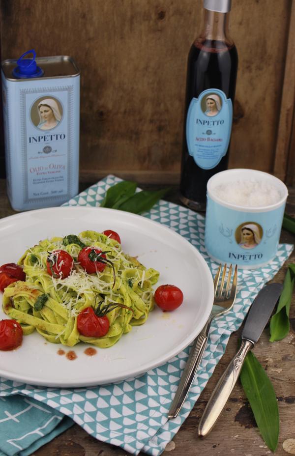 Rezeptbild: Safranpasta mit Bärlauch-Kürbiskern-Pesto