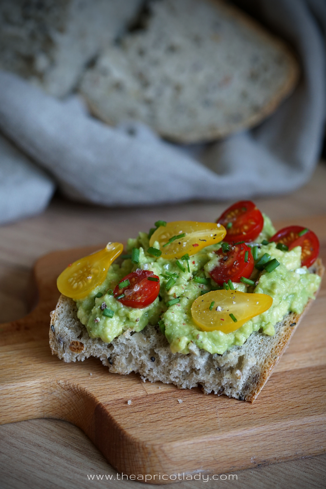 Rezeptbild: Brot mit Avocado und Tomate