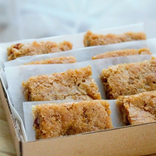 Rezeptbild: Blondies mit weißer Schokolade und Datteln