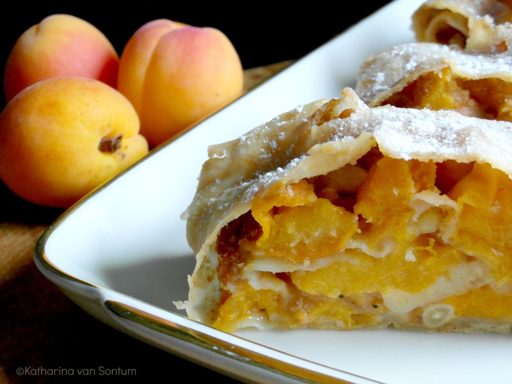 Rezeptbild: Marillen-Strudel mit Pinienkernen und Amarettibrösel