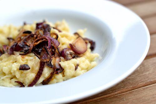 Rezeptbild: Käsespätzle mit geschmorten Zwiebeln