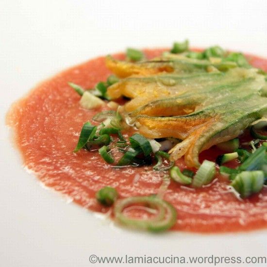 Rezeptbild: Tomatensuppe aus rohen Tomaten mit Zucchiniblüte