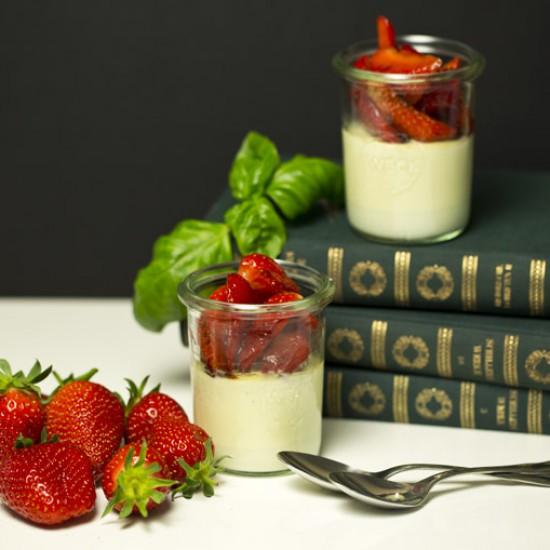 Rezeptbild: Basilikum-Panna-Cotta mit marinierten Erdbeeren