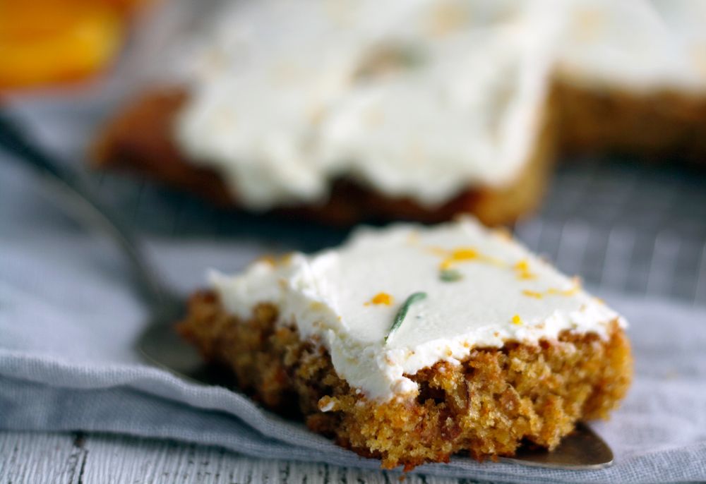 Rezeptbild: Karottenkuchen mit Frischkäse, Orange und Rosmarin
