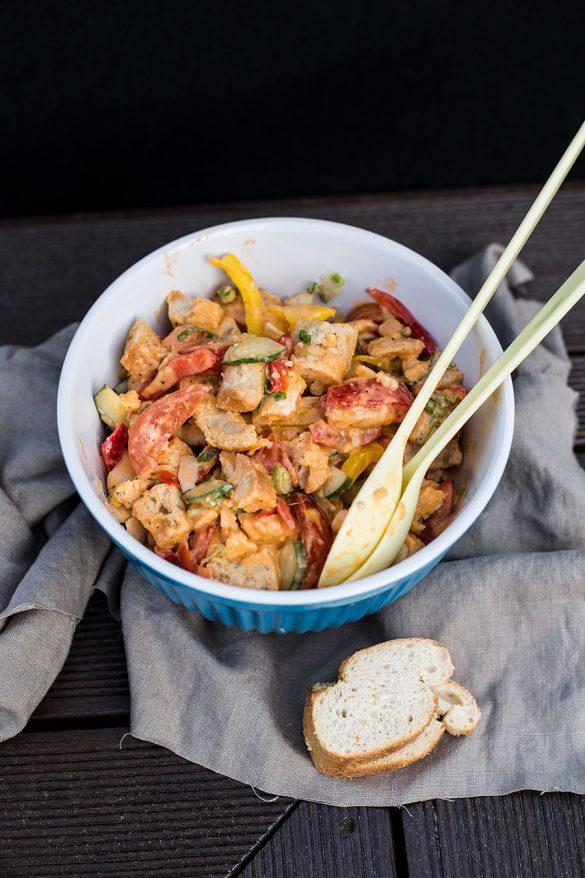 Rezeptbild: Brotsalat Rezept Paprika, Tomate & Frühlingszwiebel