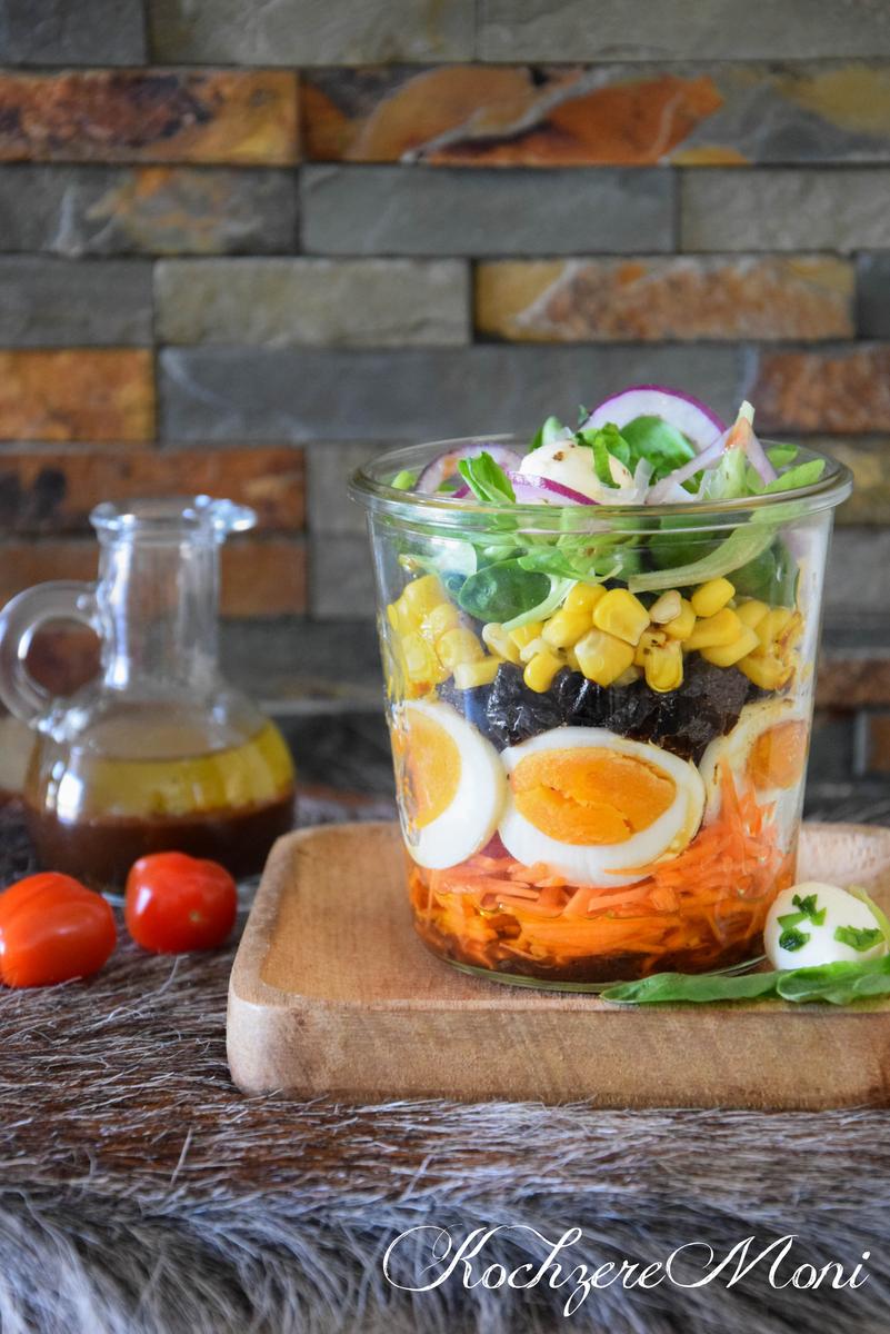 Rezeptbild: Frühlingssalat mit Pflaumendressing im Glas